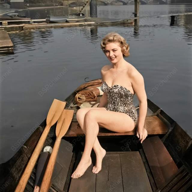Английская фотомодель, актриса и телеведущая Лейла Уильямс позирует в купальнике, сидя в лодке на реке Темзе в Англии в 1959 году. Английская фотомодель, актриса и телеведущая Лейла Уильямс позирует в купальнике, сидя в лодке на реке Темзе в Англии в 1959 году.
