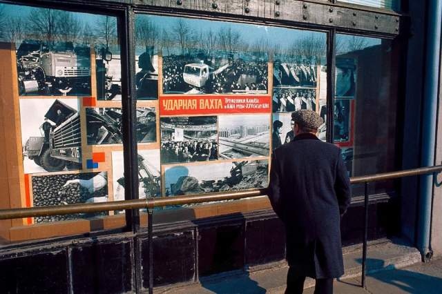 Фоторепортаж в витрине издательства &quot;Известия&quot; в Большом Путинковском переулке.