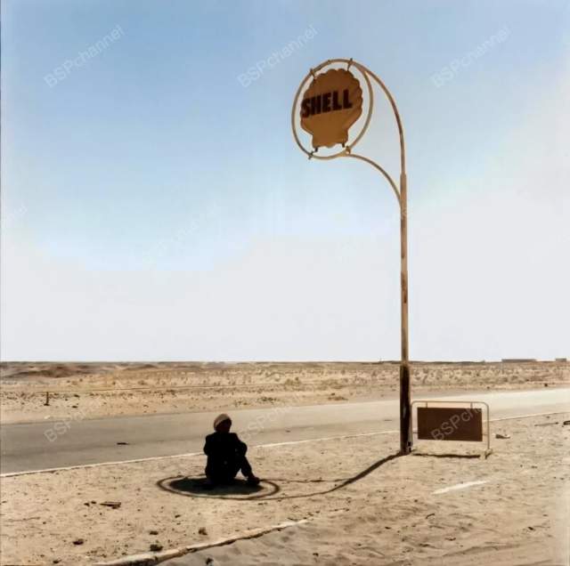 Заправочная станция Shell в пустыне. Алжир, 1963 год.