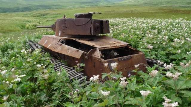 Советский танк времён Второй мировой войны на острове Шумшу в составе северной группы Курильских островов