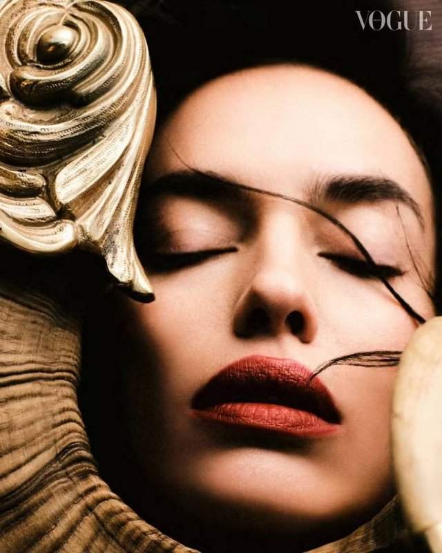Ирина Шейк на обложке Vogue
