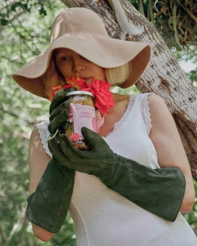 Памела Андерсон выпустила серию лимитированных огурцов