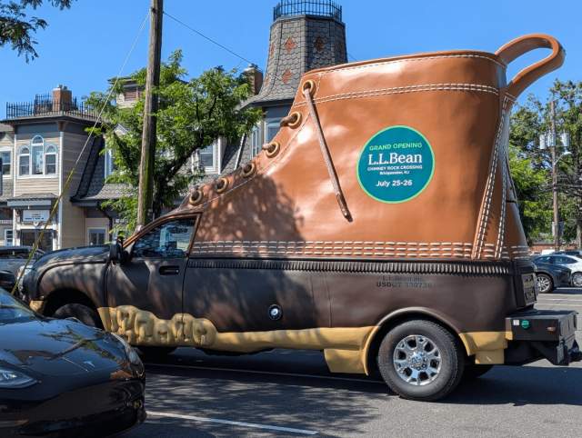 Это Bootmobile, созданный текстильной компанией L.L. Bean в 2012 году Это Bootmobile, созданный текстильной компанией L.L. Bean в 2012 году
