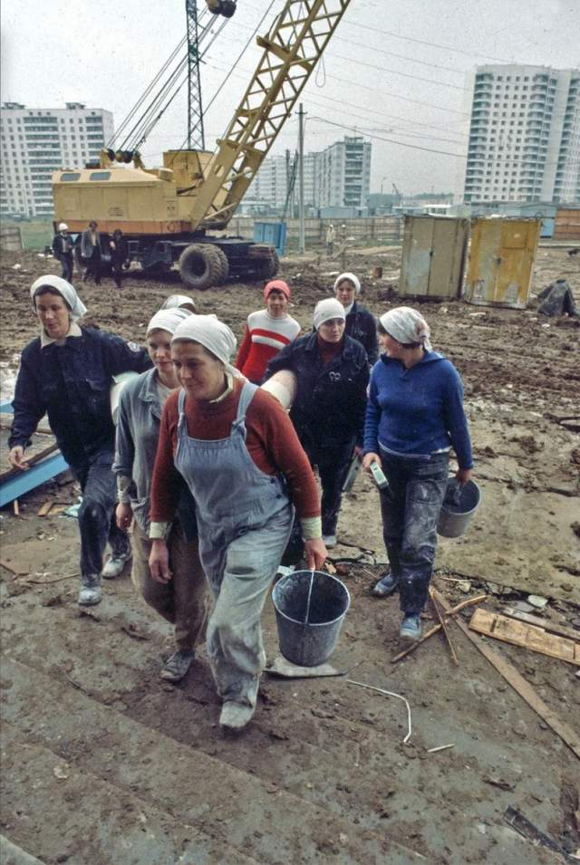 Женская бригада на стройке в 7-м микрорайоне Теплого Стана Женская бригада на стройке в 7-м микрорайоне Теплого Стана