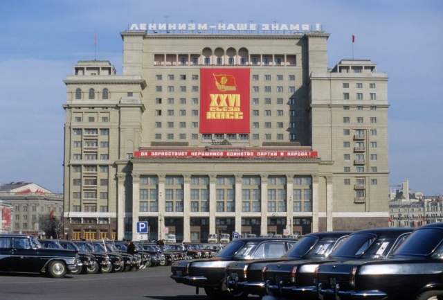 Средства передвижения участников 26 съезда у гостиницы «Москва» Средства передвижения участников 26 съезда у гостиницы «Москва»