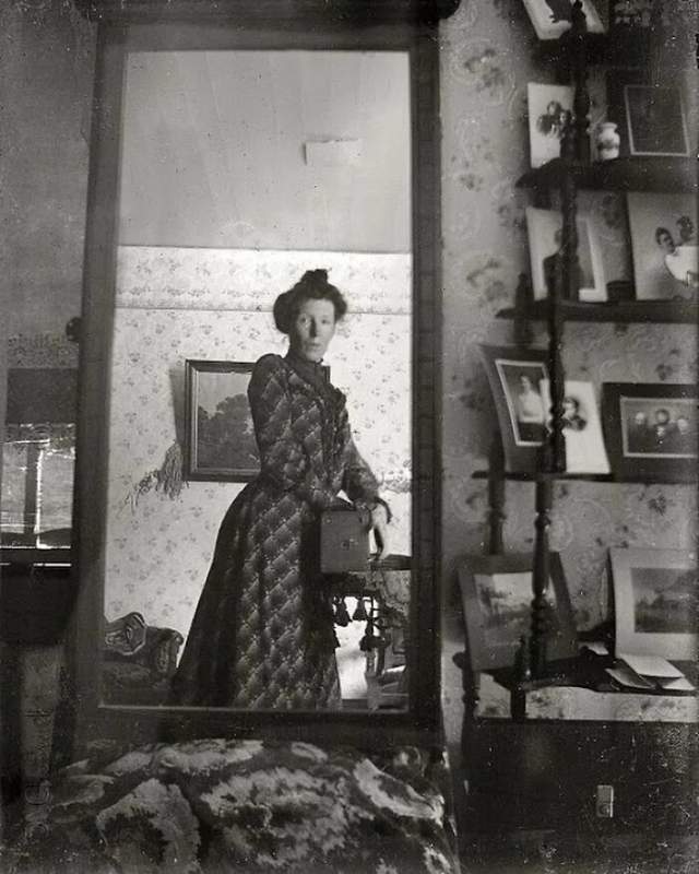 11. Селфи в зеркале на Kodak Brownie, 1900 год 11. Селфи в зеркале на Kodak Brownie, 1900 год