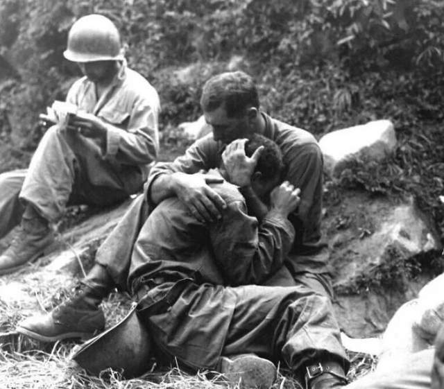 15. Американский солдат плачет из-за гибели своего друга в бою, Хактонни, Корея, 28 августа 1950 года 15. Американский солдат плачет из-за гибели своего друга в бою, Хактонни, Корея, 28 августа 1950 года