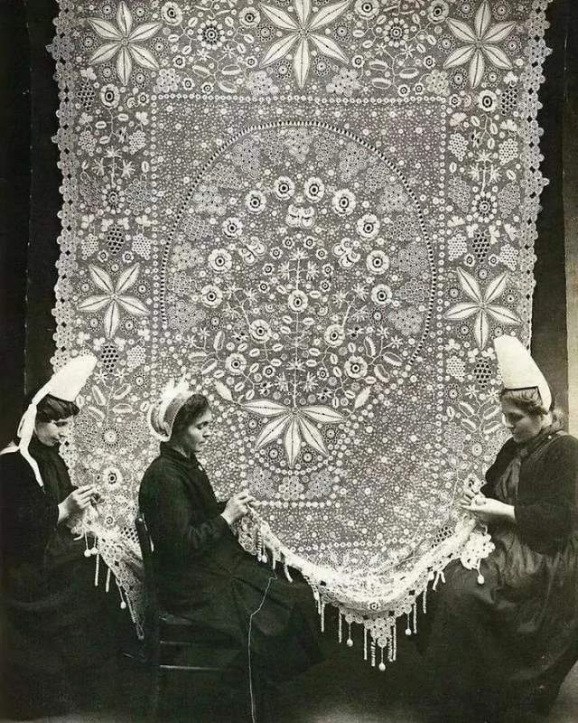 7. Три кружевницы за работой. Бретань, Франция, 1920 год 7. Три кружевницы за работой. Бретань, Франция, 1920 год