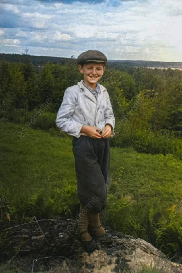 Иосиф Бродский в пионерлагере. п. Поляны, Ленинградская область, 1948 год.