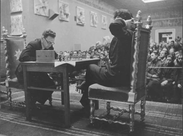 2-й московский международный шахматный турнир. Матч Михаила Ботвинника и Виктора Гоглидзе. Автор: Марк Марков-Гринберг. Москва