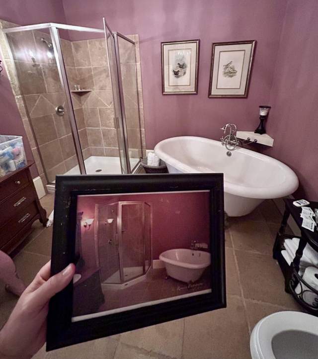 Ванная комната в этом отеле украшена фотографией самой себя Ванная комната в этом отеле украшена фотографией самой себя