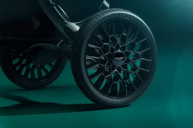Коляска по цене автомобиля от Aston Martin