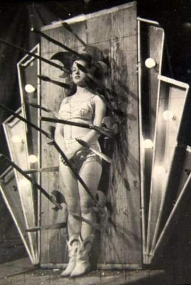 Помощница метателя ножей Рози Комер, 1930-е годы.