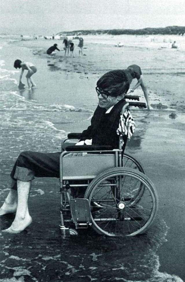 Стивен Хокинг отдыхает на пляже, 1971 г.