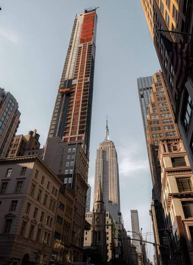 На Манхэттене поднимают 54-этажный жилой небоскрёб 262 Fifth Avenue от московского бюро