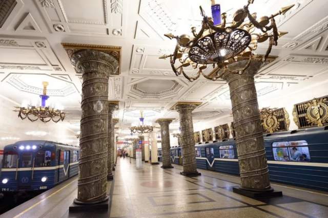 Почему, как только заходишь в вестибюль станции метро, сразу чувствуешь особенный «запах метро»? Откуда он появляется?