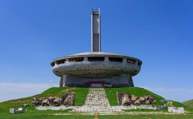 16. "Бузлуджа» — дом-памятник Болгарской коммунистической партии, построенный на пике Бузлуджа в Болгарии 16. "Бузлуджа» — дом-памятник Болгарской коммунистической партии, построенный на пике Бузлуджа в Болгарии