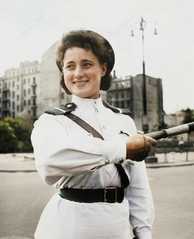 Регулировщик движения. Киев, 1947 год. Регулировщик движения. Киев, 1947 год.