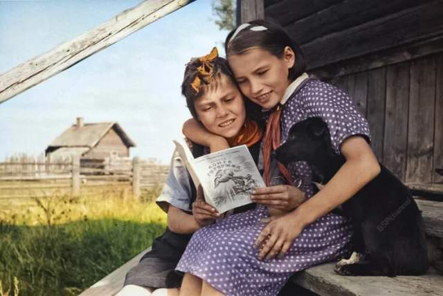 Две девочки, читающие книжку. СССР, 1940 год. Две девочки, читающие книжку. СССР, 1940 год.