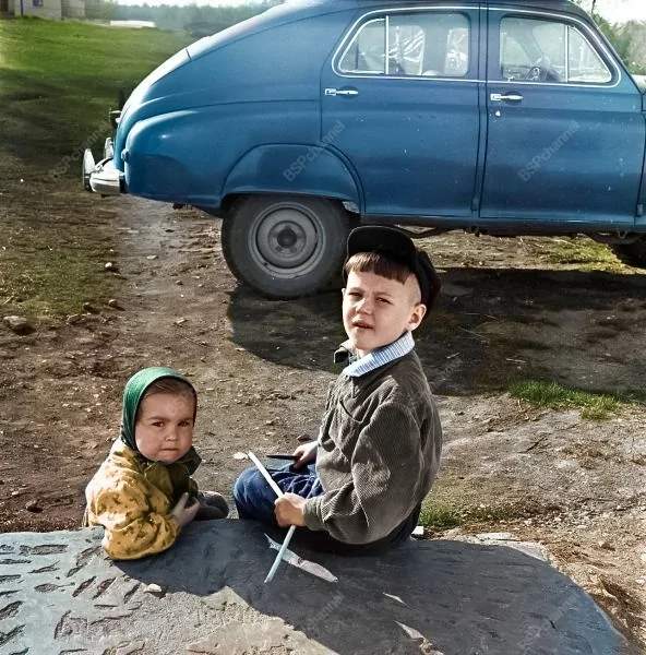 Дети. Бурятская АССР, 1959 год. На заднем плане редкий автомобиль ГАЗ М-72. Всего выпущено менее 5000 экз. Дети. Бурятская АССР, 1959 год. На заднем плане редкий автомобиль ГАЗ М-72. Всего выпущено менее 5000 экз.