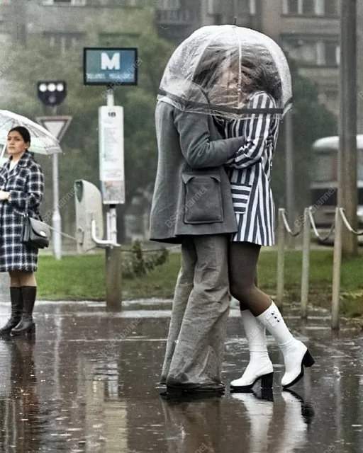 Влюбленные под зонтом. Будапешт. Венгрия, 1977 год. Влюбленные под зонтом. Будапешт. Венгрия, 1977 год.