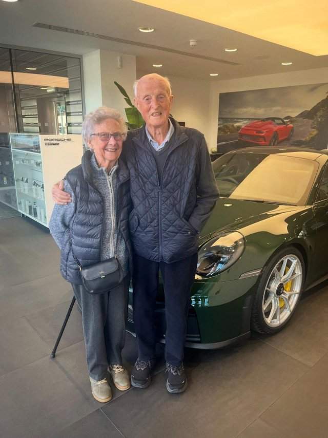 В Великобритании 92-летняя пара купила себе Porsche 911 GT3 в честь 70-летия совместной жизни